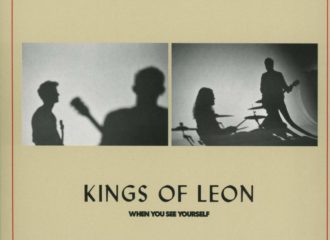 Kings of Leon sind mit ihrem 8. Album zurück im Ring. WHEN YOU SEE YOURSELF ist typischer Bandsound, aber auch eine Spur zurückgefahren.