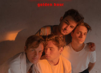 Review: Autorin Emilia findet, dass das Jeremias Debüt-Album "golden hour" von Leichtigkeit nur so durchzogen ist.