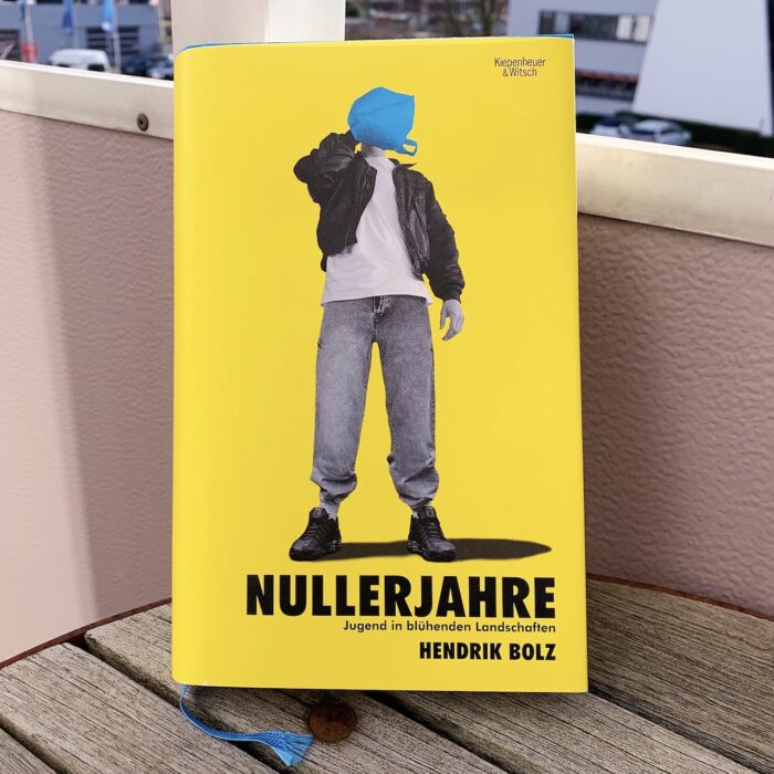 Buchreview: In seinem Literaturdebüt "Nullerjahre" lässt Hendrik Bolz seine ostdeutsche Jugend Revue passieren. Ein wahrlich relevantes Werk!