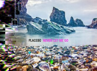 Doppelreview: Mit ihrem 8. Album „Never Let Me Go“ sind Placebo zurück. So klingen die neuen Songs von Brian Molko und Stefan Olsdal!