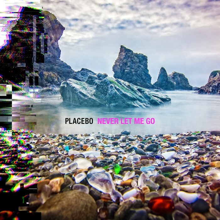 Doppelreview: Mit ihrem 8. Album „Never Let Me Go“ sind Placebo zurück. So klingen die neuen Songs von Brian Molko und Stefan Olsdal!