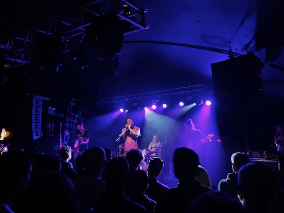 Bloc Party spielen live in der Garage in Nord-London.