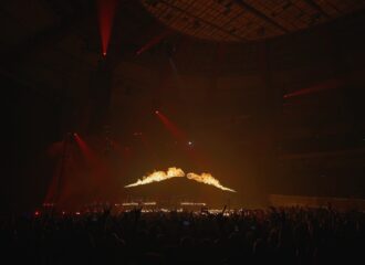 Parkway Drive spielen in der Dortmunder Westalenhalle. Feuerfontänen schießen von den Bühnenrändern gen Mitte.