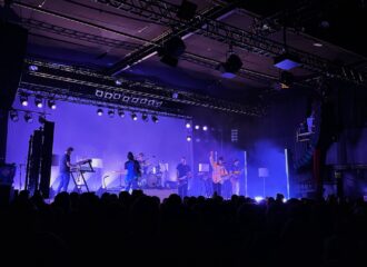 Die US-amerikanische Indie-Band Wallows steht auf der Bühne der Kölner Live Music Hall.