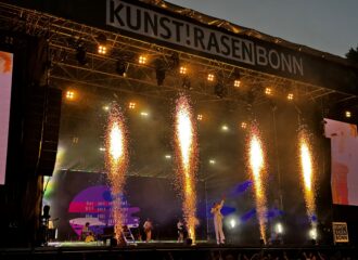 mika auf dem kunstrasen in bonn während pyroeffekten