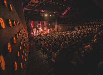 Folkshilfe im Volkstheater München (© Philipp Hirtenlehner)