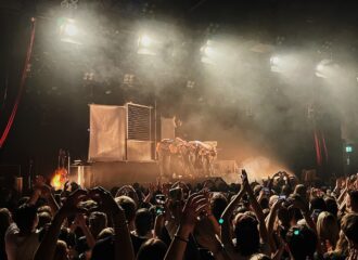 Berq und Band verbeugen sich in der Kölner Live Music Hall.