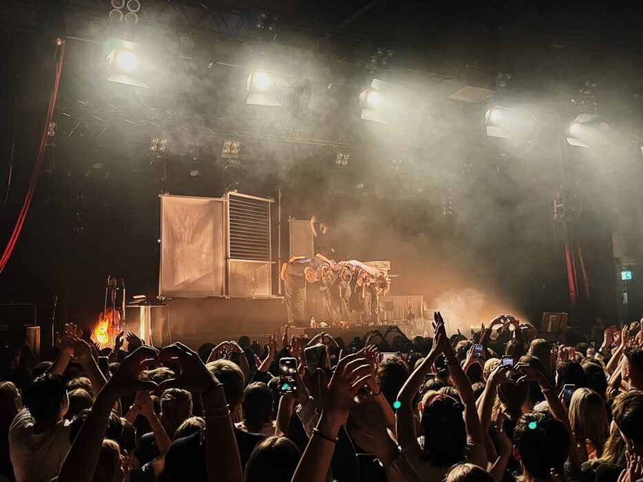 Berq und Band verbeugen sich in der Kölner Live Music Hall.