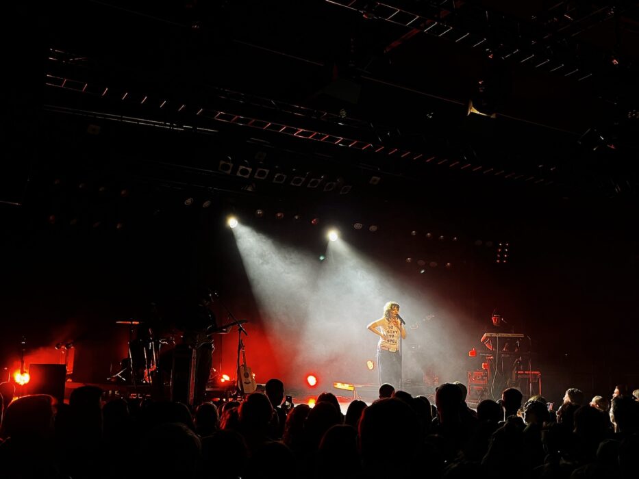 Lola Young steht auf der Bühne der Kölner Live Music Hall.