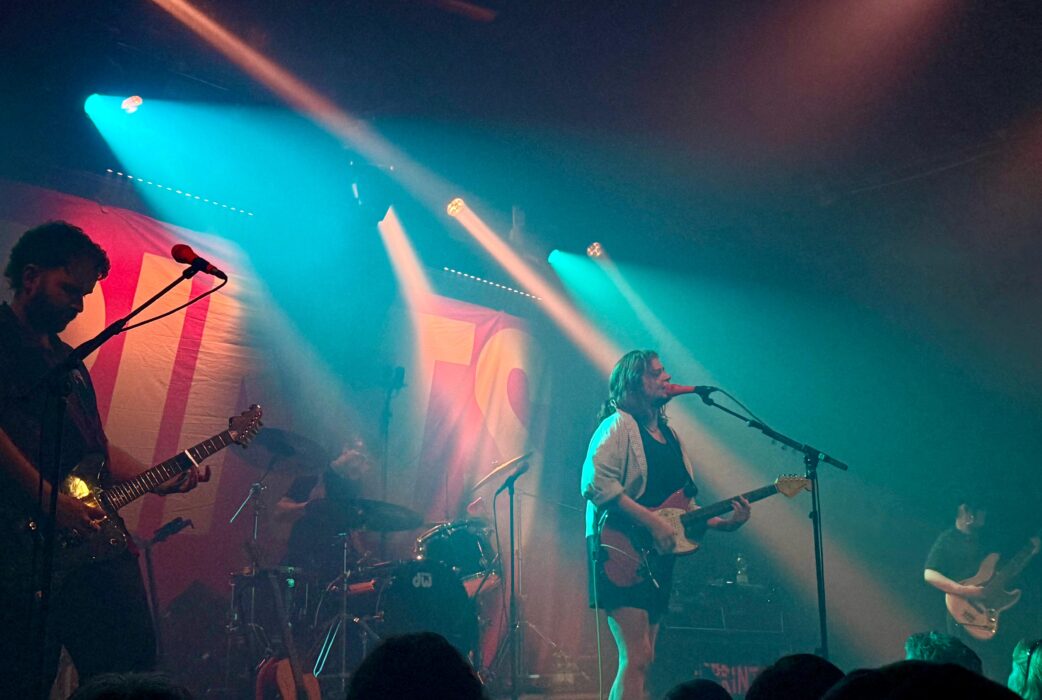 Sprints auf ihrer "All That Is Over"-Tour auf der Bühne der Kölner Kantine