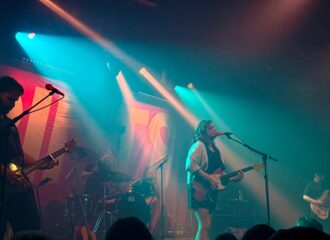 Sprints auf ihrer "All That Is Over"-Tour auf der Bühne der Kölner Kantine