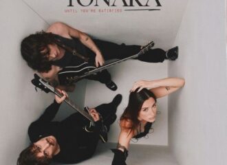 Albumcover von Yonakas zweitem Album "Until You're Satisfied". DIe Band steht in einem weißen Raum, die Kamera schaut in Vogelperspektive auf sie herunter.