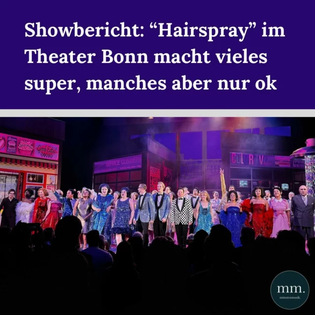 In den 00s gehörte „Hairspray“ zu den erfolgreichsten neuen Shows am Broadway. Auch bei uns lief das Stück 2009 mit Starbesetzung im Musical Dome Köln. Das Theater Bonn (@theaterbonn) zeigt als erstes in NRW das Feel-Good-Musical seit der Pandemie und hat einige gute Ideen sowie vor allen Dingen einen äußerst exzellenten Darsteller, allerdings sind manche Details noch verbesserungswürdig. Autor Christopher (@callmefili) hat das für euch aufgeschlüsselt. Link in der Bio.

#hairspray #hairspraymusical #theaterbonn #musical

📸: Christopher Filipecki